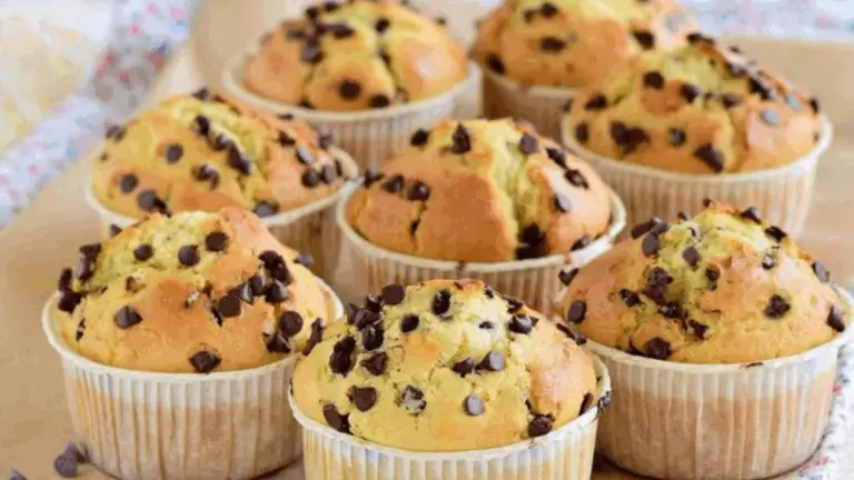 Muffin con Gocce di Cioccolato: Soffici, Golosi e Pronti in Pochi Minuti!