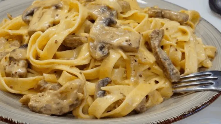 Tagliatelle con Crema di Parmigiano e Funghi Porcini: un primo piatto cremoso, elegante e irresistibile!