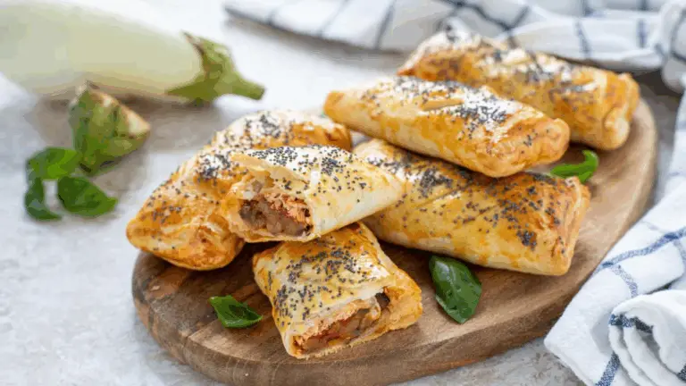 Fagottini di pasta sfoglia con melanzane, pomodoro e scamorzaUna ricetta sfiziosa e golosa, perfetta per antipasti o aperitivi!