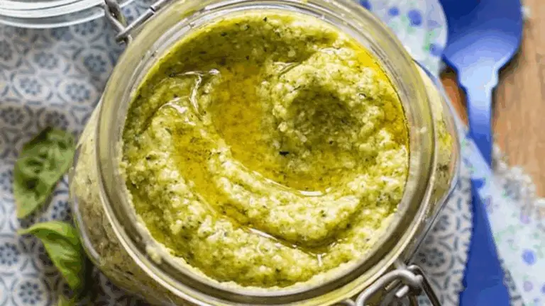 Pesto di Zucchine, Basilico e Mandorle – Cremoso, Leggero e Pronto in 15 Minuti!