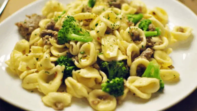 Orecchiette con Broccoli e Salsiccia