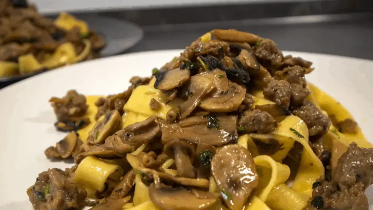 Fettuccine con Funghi Porcini e Salsiccia