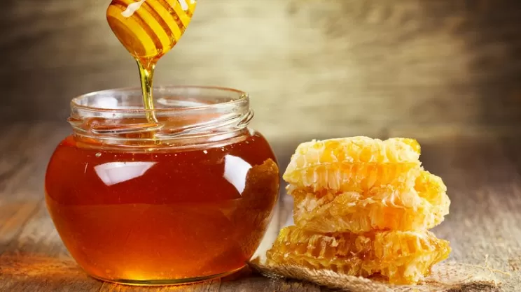 Alla scoperta degli 11 migliori rimedi naturali a base di miele per la salute e il benessere