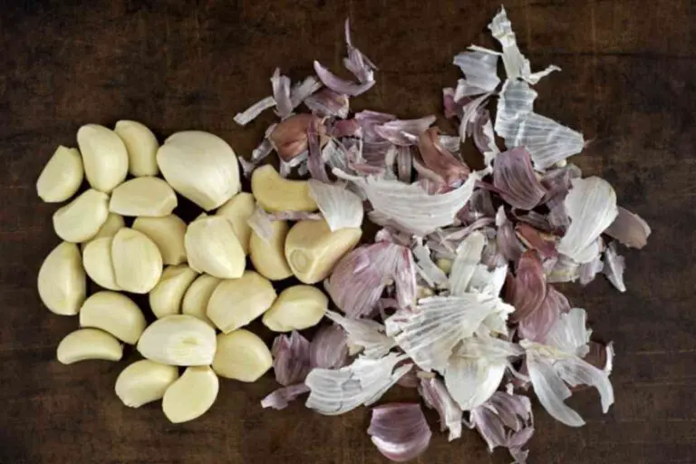 Usi sorprendenti e vantaggi delle bucce di aglio che forse ignoravi! 🌱🧄
