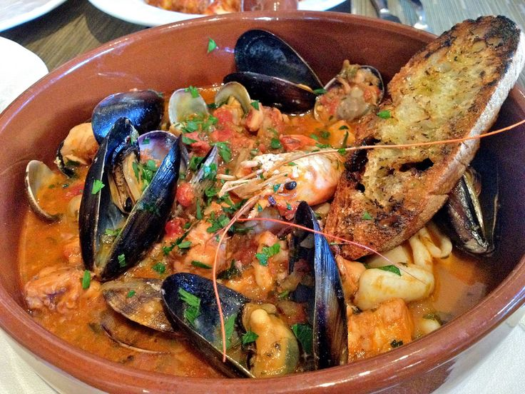 Cacciucco alla Livornese: La Zuppa di Pesce Toscana dal Cuore del Mare