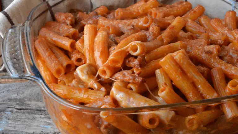 Pennette al Forno con Salsiccia, Besciamella e Mozzarella