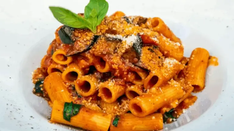 Fusilli alla Siciliana con Melanzane Fritte e Sugo al Pomodoro: Un Classico del Sud da Leccarsi i Baffi!