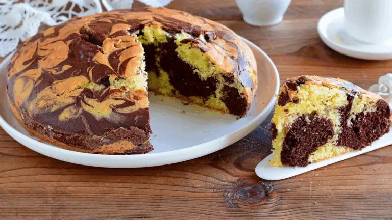 Torta Marmorizzata al Cacao Pronta in 5 Minuti: La Ciambella Perfetta Quando Hai Poco Tempo!