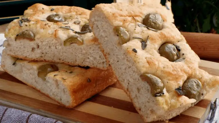 Focaccia alle olive alta, soffice e piena di bolle! La ricetta perfetta da salvare