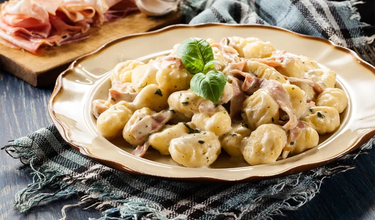 Gnocchi con Ragù Bianco: Un Classico della Cucina Italiana