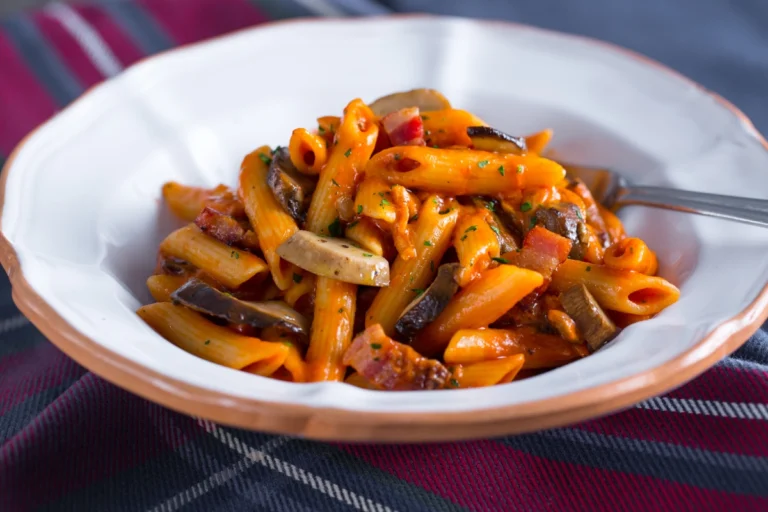 Pasta alla Boscaiola: Il Primo Autunnale Gustoso e Fragrante