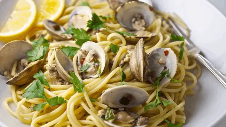 Scialatielli con Vongole e Pomodorini: Il Profumo del Mare nel Piatto di Anna Greco