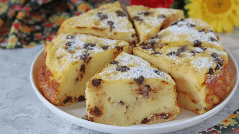 Torta Soffice Senza Farina con Yogurt, Uova e Gocce di Cioccolato