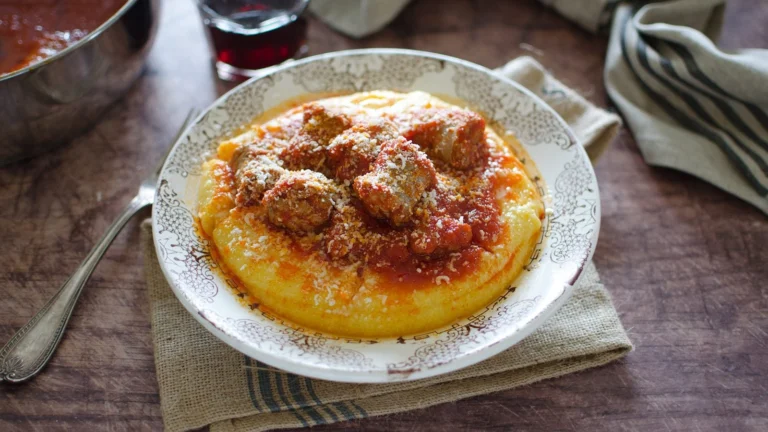 Polenta con Salsiccia: Ricetta Tradizionale Italiana