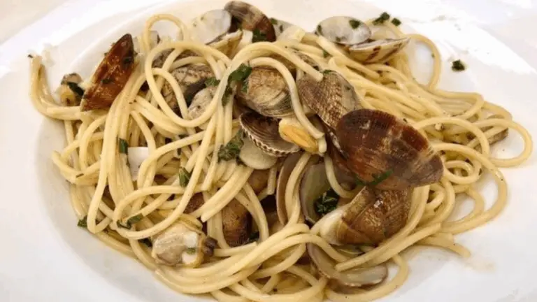 Spaghetti alle Vongole: La Ricetta Tradizionale che Profuma di Mare