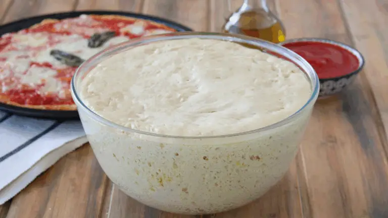 Impasto per Pizza Fatta in Casa: sofficissima, leggera e piena di bolle!