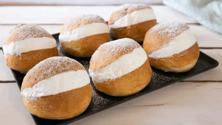 Maritozzi con panna e fragole: soffici, cremosi e irresistibili!