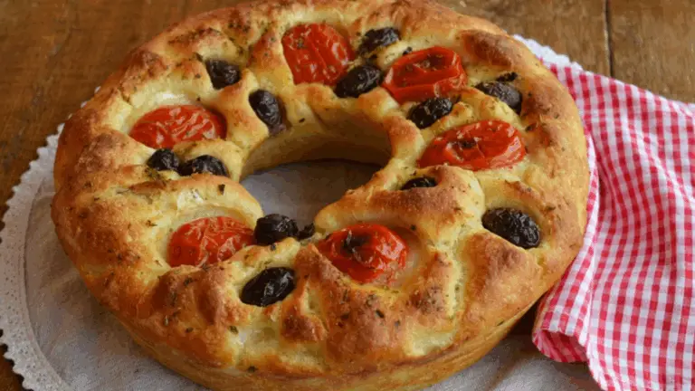 Ciambella Salata con Patate, Pomodorini e Olive