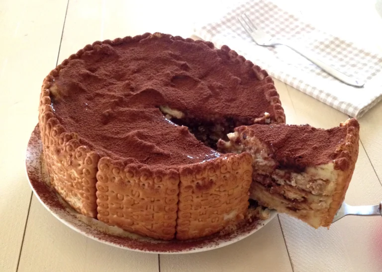 Torta di Biscotti con Crema e Cioccolato: La Ricetta del Dolce Senza Cottura Super Goloso