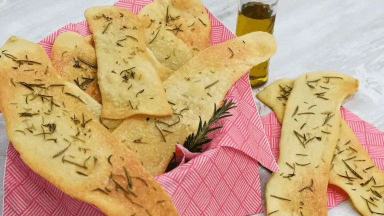 Lingue di Suocera senza Lievito: Croccanti, Friabili e Pronte in un Lampo!