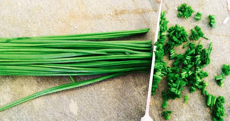 Segreti naturali per avere un orto di erba cipollina più forte, verde e pieno di vita 🌱🥗