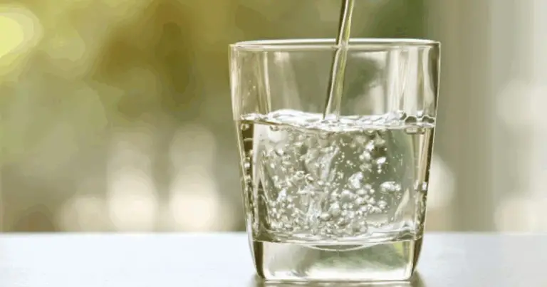 Come bere 2 litri di acqua al giorno per migliorare la tua salute e il tuo benessere 🌿💧