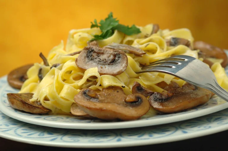 Fettuccine Cremose con Funghi Porcini e Salsiccia: Un Primo Piatto Rustico che Profuma d’Autunno