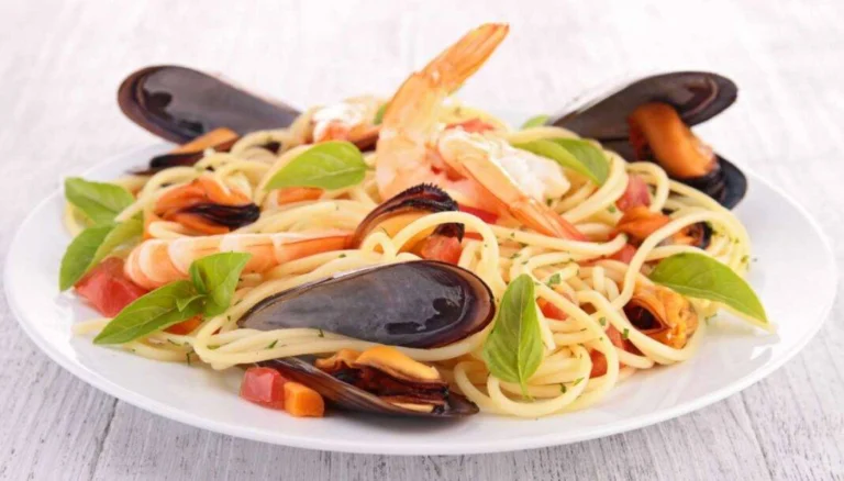 Fettucce con Pomodorini, Gamberoni, Cozze e Vongole: Un Primo Più Buono del Mare