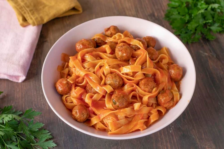 Tagliatelle di Nonna Pina al Ragù di Polpette: La Ricetta Casalinga Tradizionale