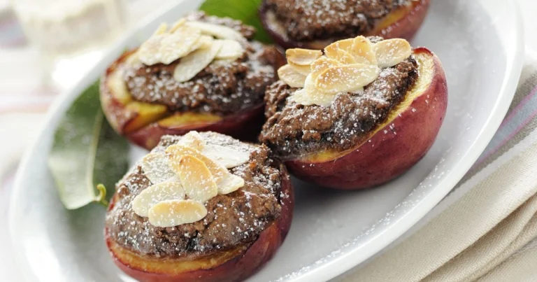 Pesche Ripiene agli Amaretti: Il Dolce Estivo della Tradizione Piemontese