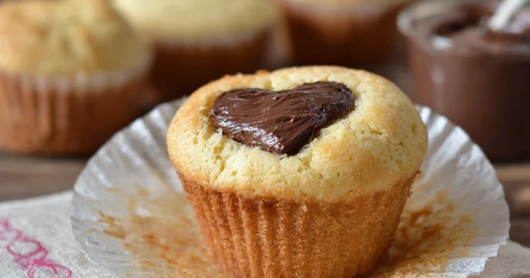 Muffin alti e soffici con cuore di Nutella: ricetta imperdibile
