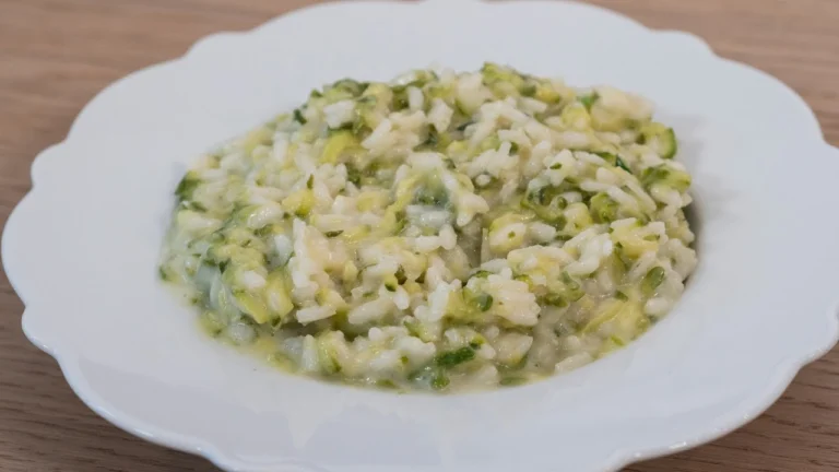 Risotto Cremoso alle Zucchine con Basilico e Parmigiano: la Ricetta Perfetta per Tutto l’Anno