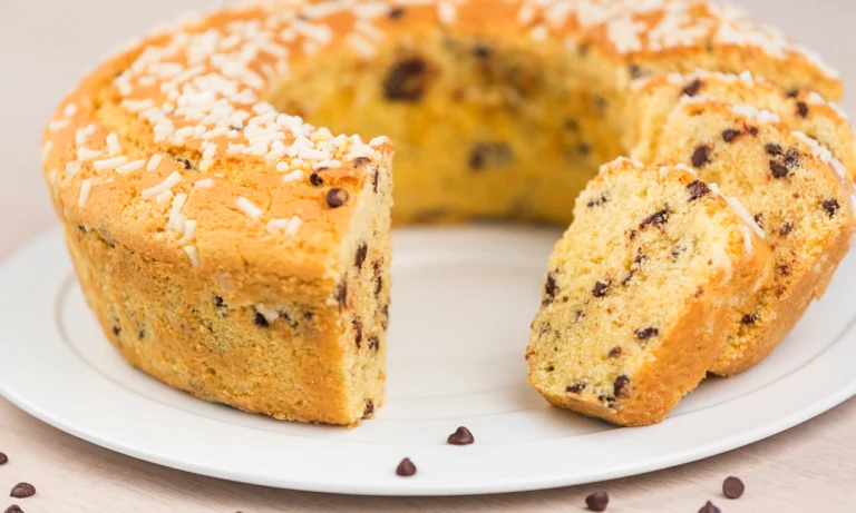 Ciambellone con Gocce di Cioccolato: la Ricetta Facile e Soffice che Fa Felici Tutti!
