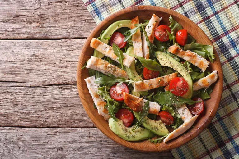 Insalata Mediterranea di Pollo e Avocado: Il Piacere della Semplicità e del Benessere