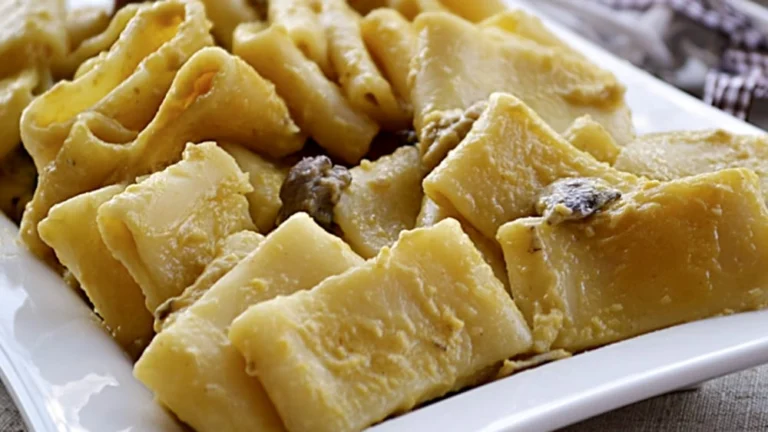 Mezzi paccheri a capa e ‘mbrello: la pasta napoletana che conquista per gusto e semplicità
