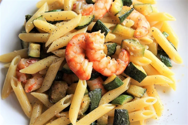 Pasta zucchine e gamberetti cremosa: un primo piatto raffinato e leggero