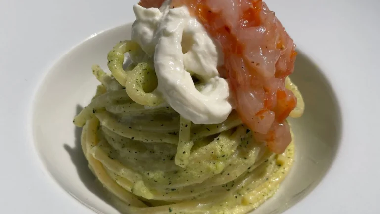 Spaghetti con Zucchine, Gamberi, Stracciatella e Scorza di Limone – Il Primo Piatto Estivo Perfetto