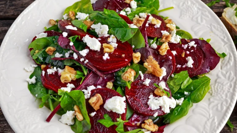 Insalata di Barbabietole, Feta e Noci: Un’esplosione di Colori, Gusto e Benessere