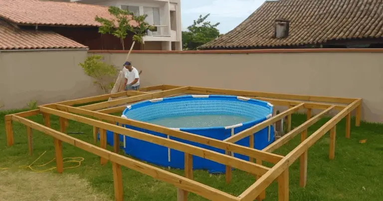 Trasformare gli Spazi Esterni con una Piscina e una Deck in Legno: Dal Framing Iniziale al Restauro Elegante