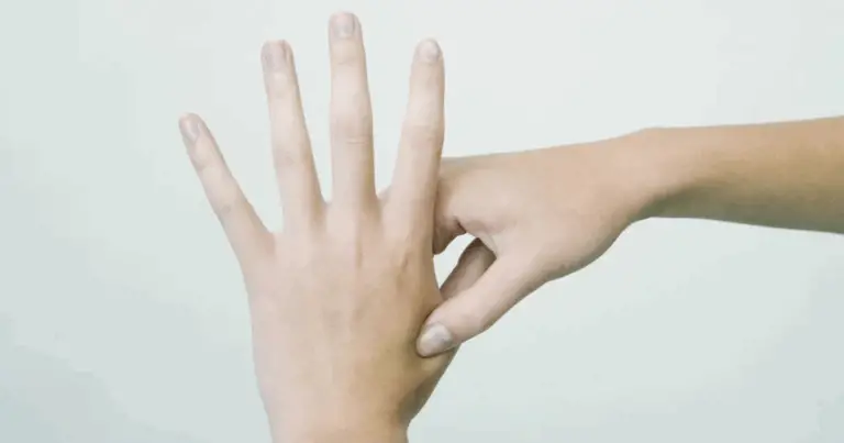 Scopri come la tua mano può alleviare il dolore: guida efficace all’agopressione naturale