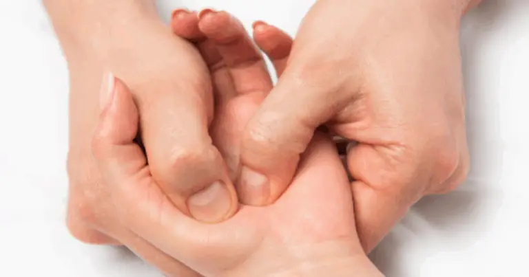 Il potere delle tue mani per la tua salute: cura riflessa dal palmo al corpo intero