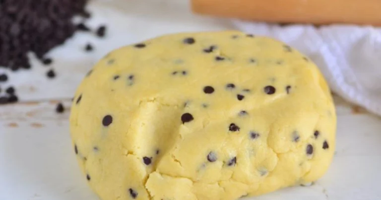 Pasta frolla con gocce di cioccolato fondente Una delizia irresistibile per biscotti e crostate