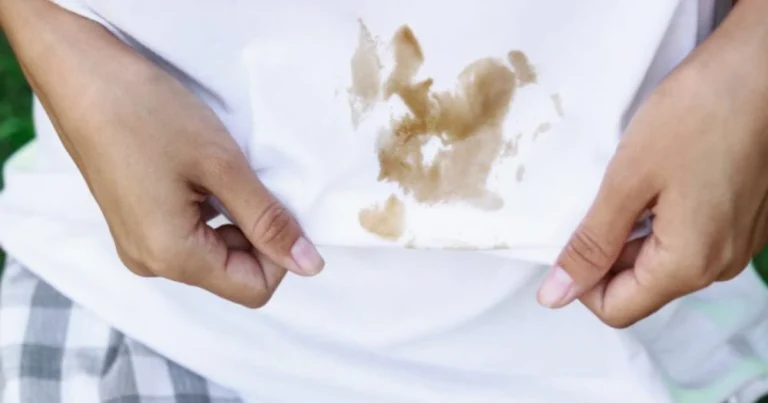 Come rimuovere le macchie dai vestiti in modo naturale e veloce