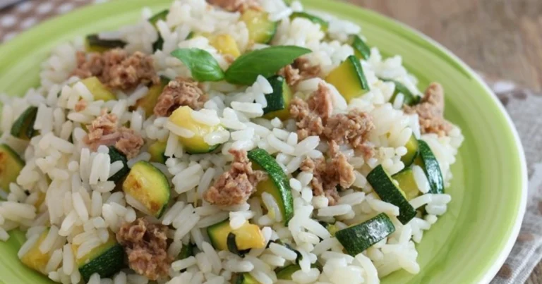 Riso freddo con tonno e zucchine: il piatto estivo fresco, leggero e veloce