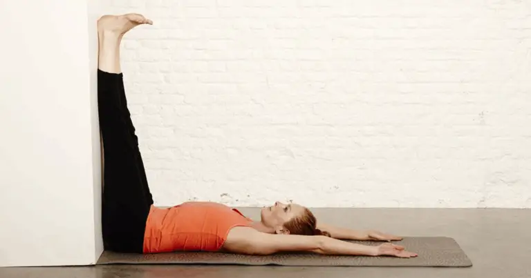 🧘 Viparita Karani: La Posizione delle Gambe al Muro per il Benessere Quotidiano