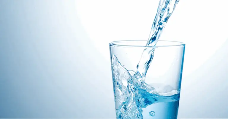 Perché hai bisogno di acqua: il ruolo vitale dell’idratazione per il nostro corpo 💧🍋