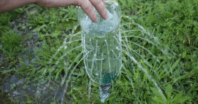 🌱 Irrigatori Fai-da-Te con Bottiglie di Plastica: Una Soluzione Ecologica ed Economica 💧