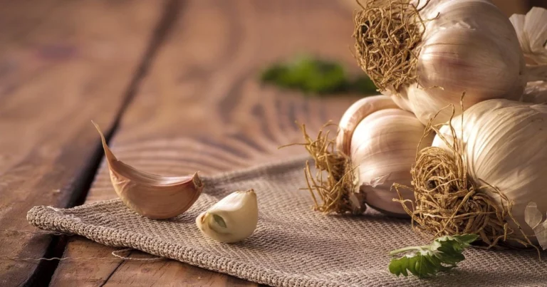 Bruciare l’aglio in casa: scopri cosa succede dopo 15 minuti