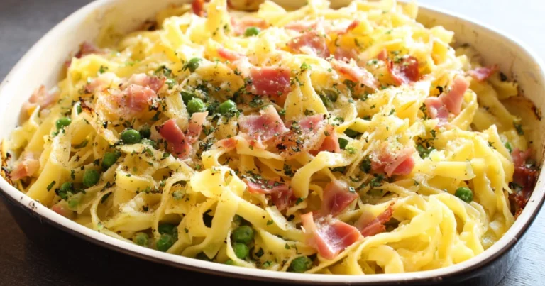 Tagliatelle al forno con piselli e prosciutto: la ricetta cremosa che conquista tutti