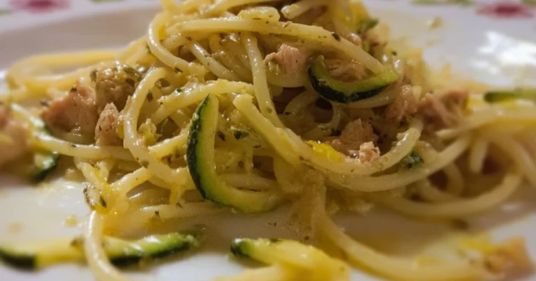 Spaghetti con zucchine, tonno, mentuccia e limone